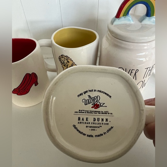 🌈💚 Rae Dunn wizard of OZ set of 5 mugs and one over the rainbow jar - Picture 3 of 5